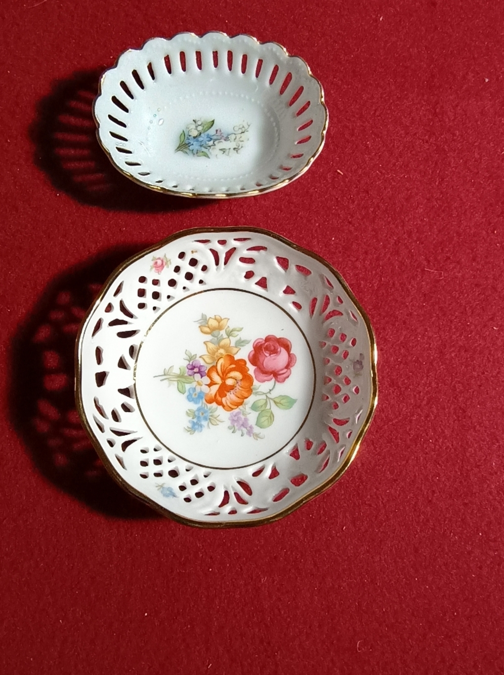 White Porcelain Floral Decorative Reticulated Dishes with Gold Trim